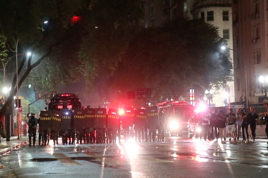 Ato termina com tiros de borracha e depredação