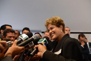 Investigação na Petrobras deveria ter começado na década de 90, diz Dilma