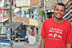 Rapaz que denunciou PMs na Bahia sofre ameaças e deixa Salvador
