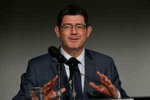 Ajuste fiscal vai criar empregos e sociedade mais justa, diz Levy