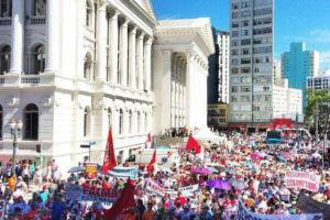Professores vão às ruas em protesto contra governo no Paraná