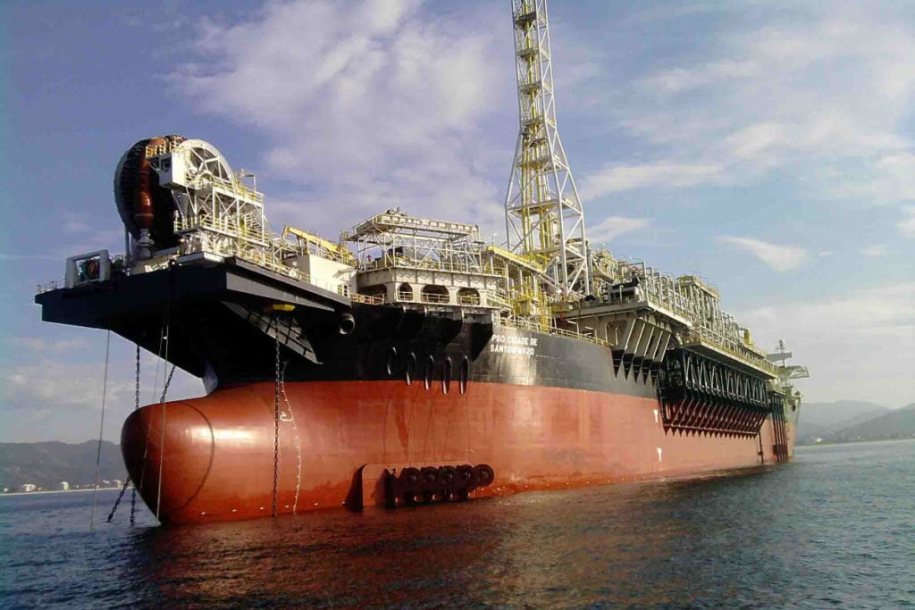 Explosão de navio-plataforma da Petrobras deixa mortos e feridos