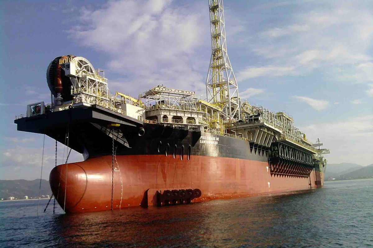 Explosão de navio-plataforma da Petrobras deixa mortos e feridos