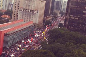 Defesa da reforma política leva milhares à avenida Paulista