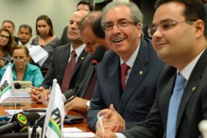 Na Casa de Eduardo Cunha, mulher obedece