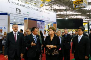 Em SP, mais pressão contra Dilma