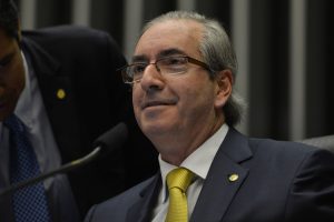 Eduardo Cunha entrega comunicação da Câmara para bancada evangélica