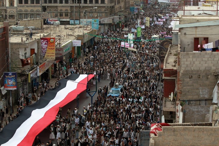 Apoiadores do movimento houthi levam bandeira do Iêmen durante ato em Sanaa, em 18 de março. O grupo xiita controla a capital do país desde setembro de 2014 