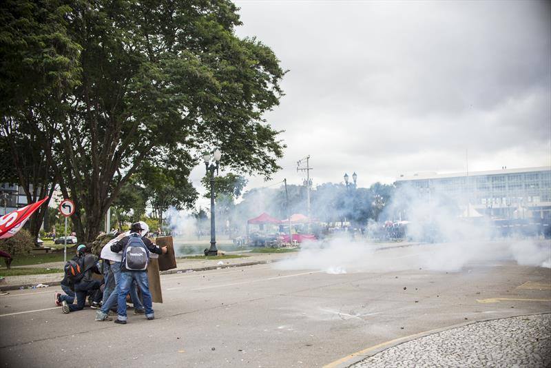 Violência da PM deixa mais de 100 feridos no Paraná (3)