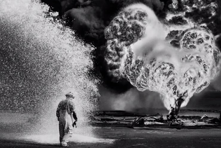 Explosão de campos de petróleo após ataque do Iraque ao Kuwait, apresentado no documentário sobre Sebastião Salgado, o fotógrafo das pequenas grandes tragédias humanas e ambientais 