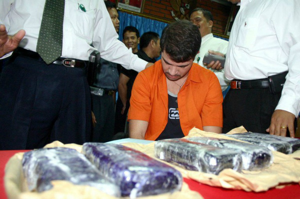 O brasileiro Rodrigo foi preso em 2004 no aeroporto de Jacarta com seis quilos de cocaína, escondidos em pranchas de surfe. Condenado à pena de morte foi fuzilado no ano seguinte. 