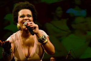 Adriana Moreira canta a emoção banhada em ancestralidade