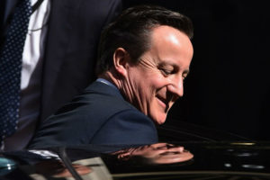Livre de coalizão, Cameron flerta com a direita