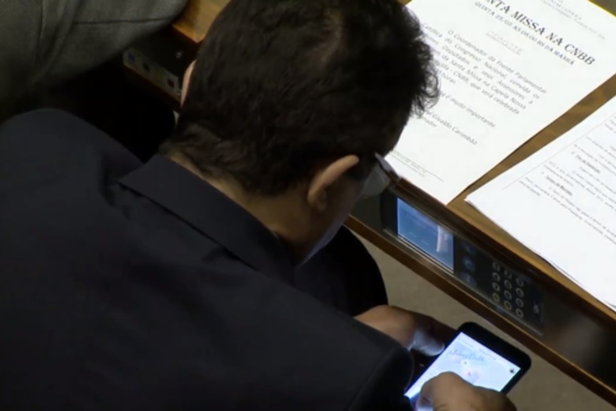 “Assisti, mas deletei”, diz deputado que viu vídeo pornô no Plenário