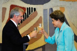 Dilma aposta em agenda internacional para sair da defensiva