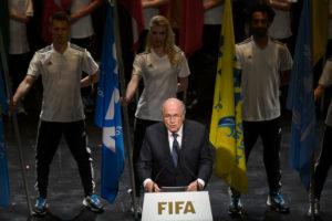 Joseph Blatter, entre Messias e demônio