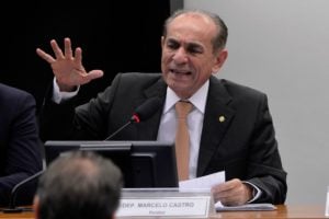 Após reunião com Renan e Cunha, relator altera texto da reforma política