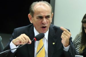 Após críticas de Cunha, comissão adia novamente votação da reforma política