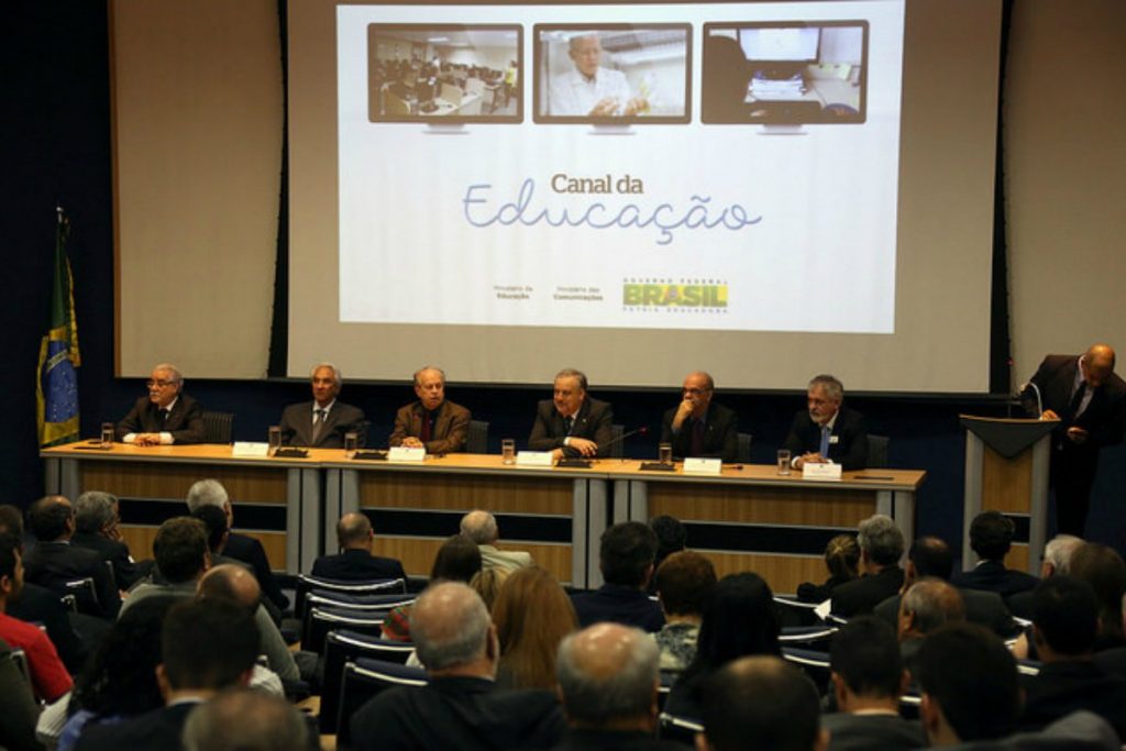 Vai sair o Canal da Educação. Mas não era um canal público?