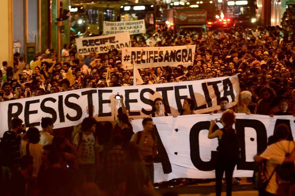 Após aprovação do projeto de lei, pelo menos 3.000 pessoas marcharam pela cidade de Recife 