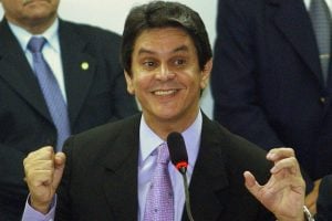 Roberto Jefferson deixa a prisão para cumprir pena em casa