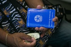 Após mínima histórica, desemprego sobe e chega a 6,8% em fevereiro, aponta IBGE