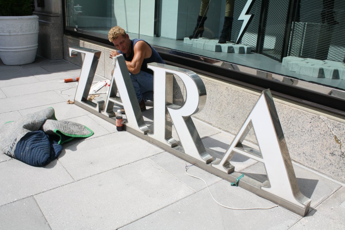 Zara é autuada por não cumprir acordo para acabar com trabalho escravo
