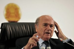 Parlamento Europeu pede afastamento de Blatter, que descarta saída da Fifa