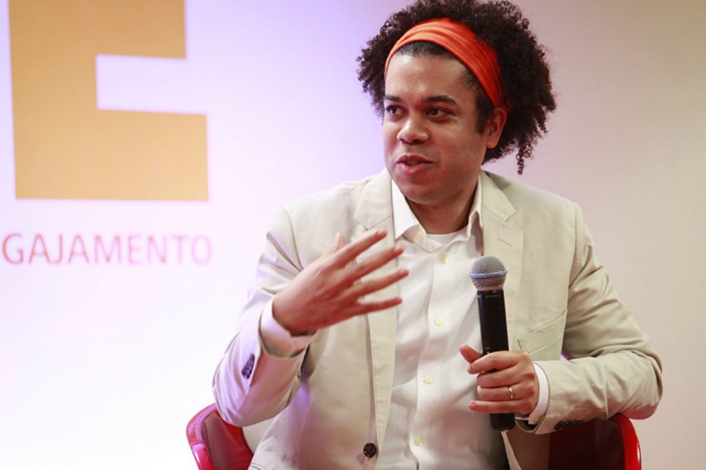 “A democracia está em crise porque o dinheiro controla governos”