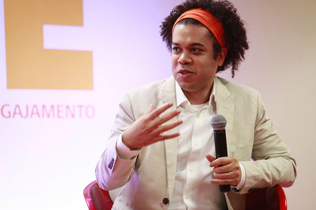 “A democracia está em crise porque o dinheiro controla governos”