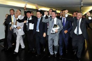 Comissão especial da Câmara aprova redução da maioridade de 18 para 16 anos