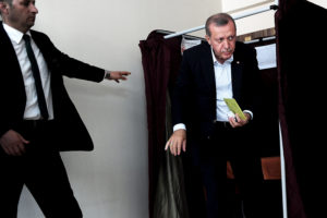 Partido de Erdogan perde maioria absoluta no Parlamento turco