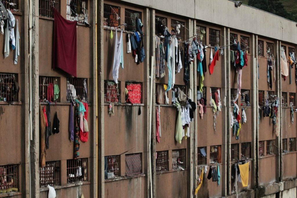 Um terço dos presos relata violência na hora da prisão, diz Defensoria