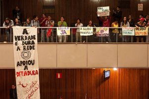 Protesto marca homenagem à Globo na Assembleia de MG 