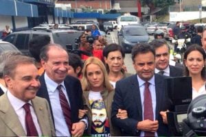 Aécio e outros senadores são hostilizados na Venezuela