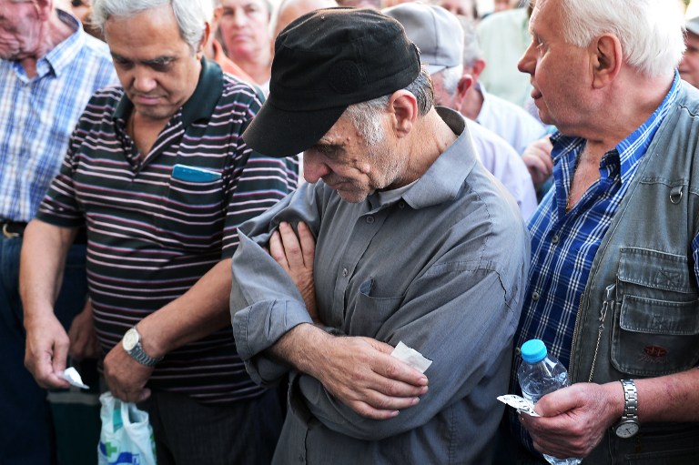 Aposentados aguardam na fila do banco para retirar os 120 euros diários a que têm direito, em Atenas, em 9 de julho 
