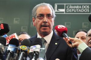 Sob pressão, Cunha oficializa oposição ao governo