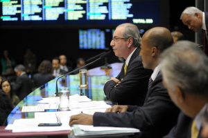 Com nova manobra de Cunha, Câmara aprova redução da maioridade penal