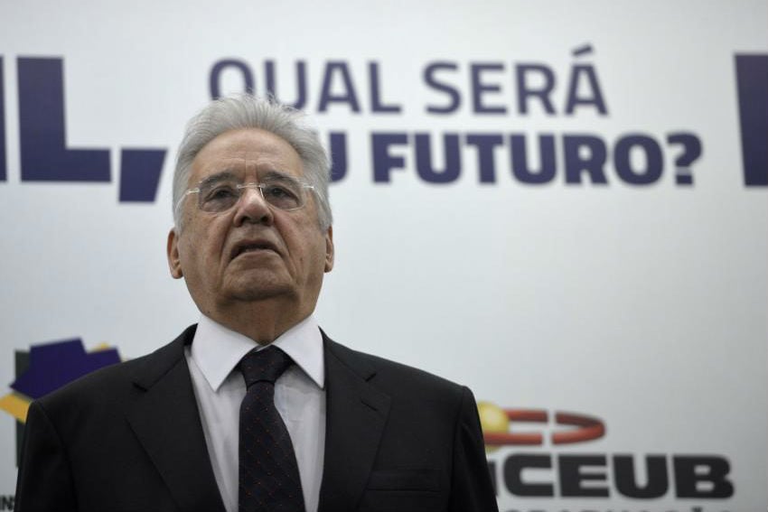 Dilma é honrada e não está envolvida em corrupção, diz FHC