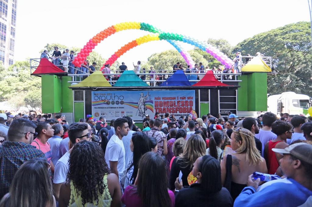 Concentração da Parada LGBT em São Paulo, em maio. Esse grupo da população é historicamente discriminado e passa pela educação a resolução deste problema 