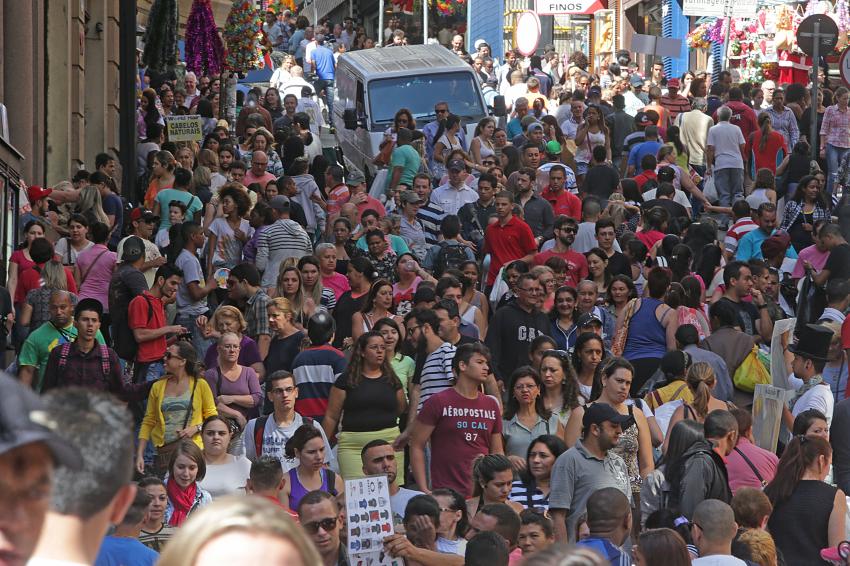 Pessoas enchem a rua 25 de Março, em São Paulo, para fazer compras no Natal de 2014 