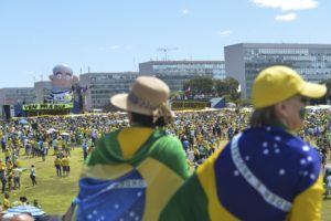 Atos pelo Brasil pedem a saída de Dilma do poder