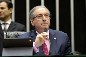 Desembargador derruba decisão de juiz da Lava Jato que mandava Cunha entregar carros de luxo