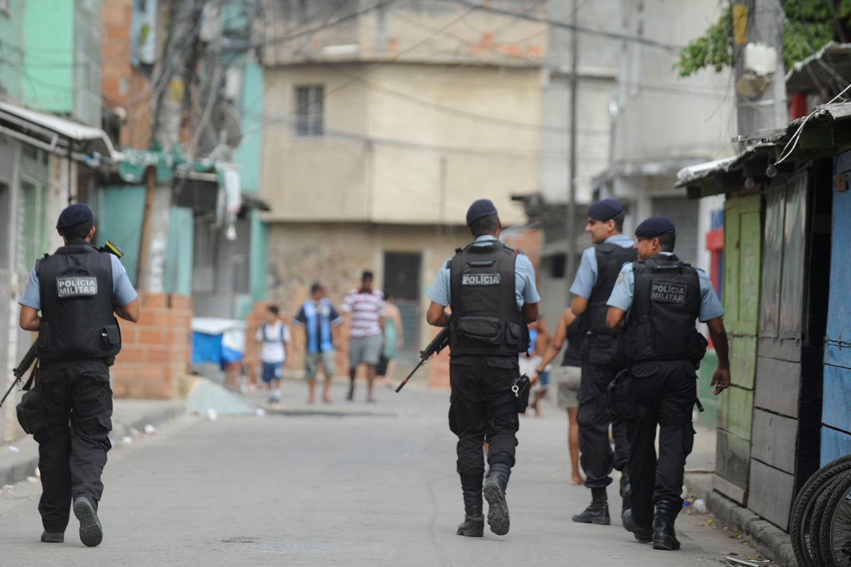 Anistia Internacional desaconselha a utilização de armamentos pesados e de guerra, como fuzis, em operações nas favelas 