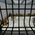 “Ou escolhe um lado ou morre”: facções pressionam detentos e ex-presidiários no Amazonas