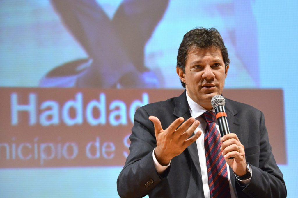 Haddad critica judicialização de seu mandato