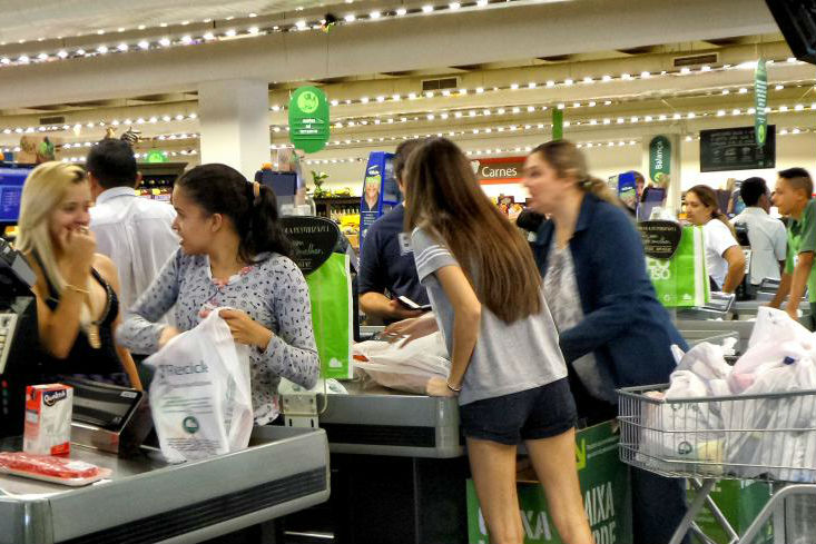 Drogarias, mercados e postos de combustível tomam a frente no comércio