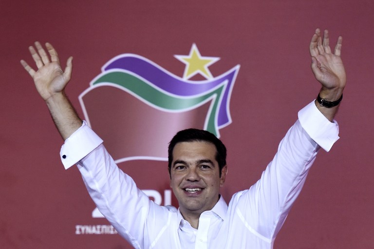 Tsipras acena para apoiadores no comitê do Syriza, em Atenas, no domingo 20. Ele conseguiu a reeleição mesmo após aceitar a austeridade 