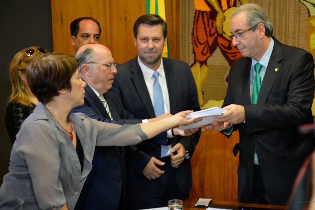 “Em batalha de esfarrapados, Dilma tem ligeiro favoritismo”