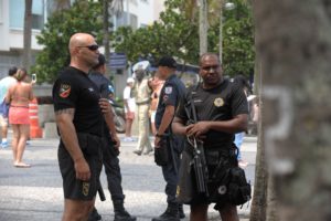 Na praia, Rio se confronta com velhas divisões